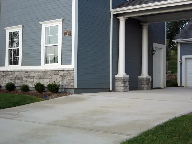 Cape Cod home with Canyon Ledge stone veneer in Morning Mist