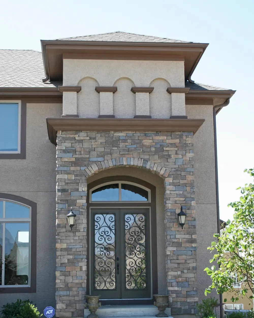 House facade clad in Canyon Ledge stone veneer in Santa Fe