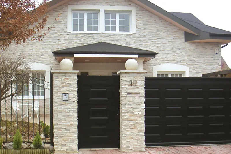 Residence faced in Highland natural stone in Cream